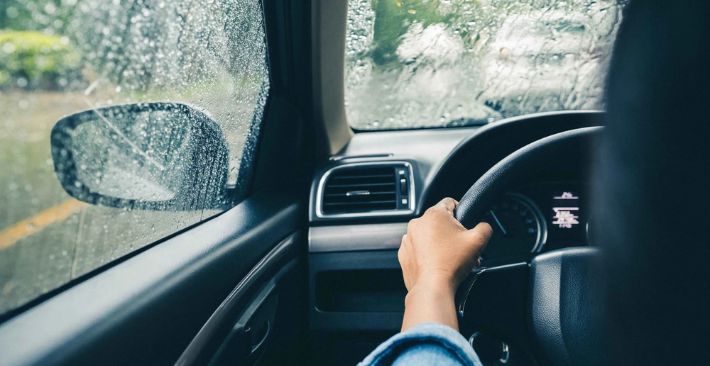 Những lưu ý không thể bỏ qua khi lái xe điện vào mùa mưa